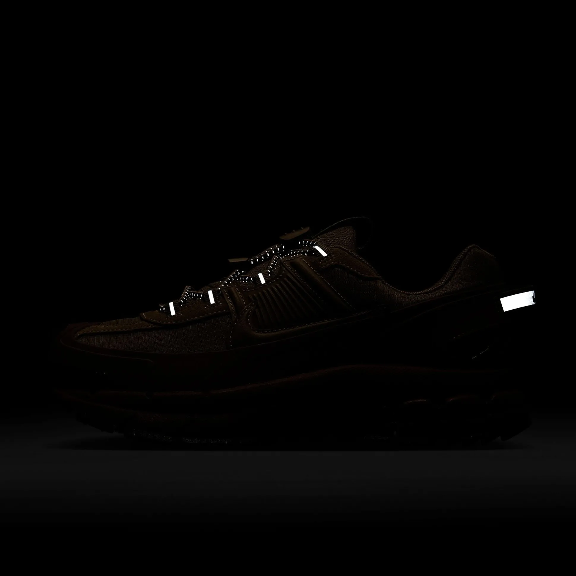 HQ2181-200-Women Zoom Vomero Roam