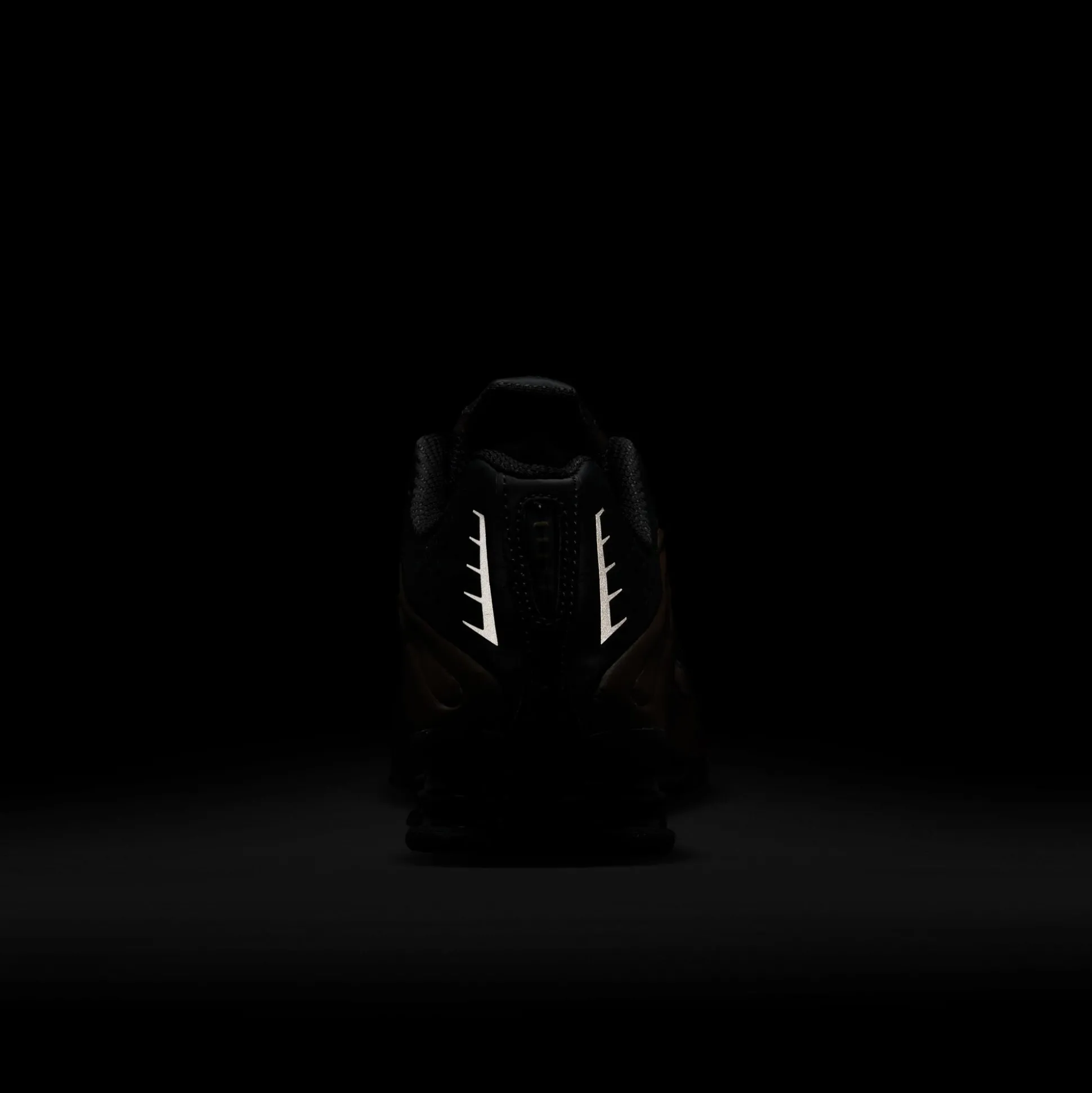 Shox R4 Off Noir & Ironstone