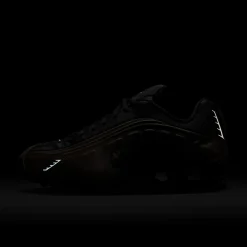 Shox R4 Off Noir & Ironstone