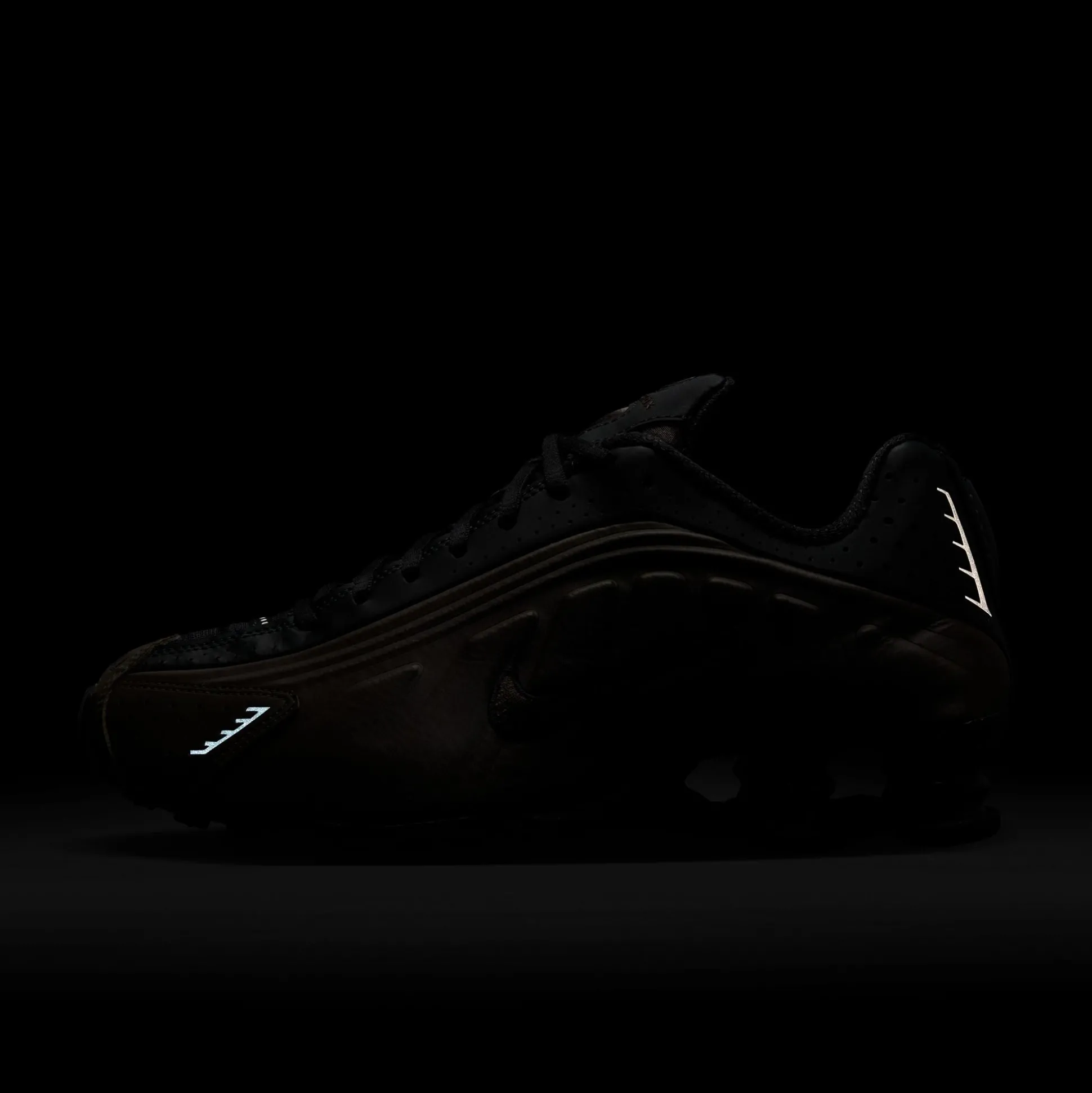 Shox R4 Off Noir & Ironstone