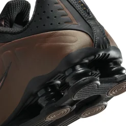 Shox R4 Off Noir & Ironstone