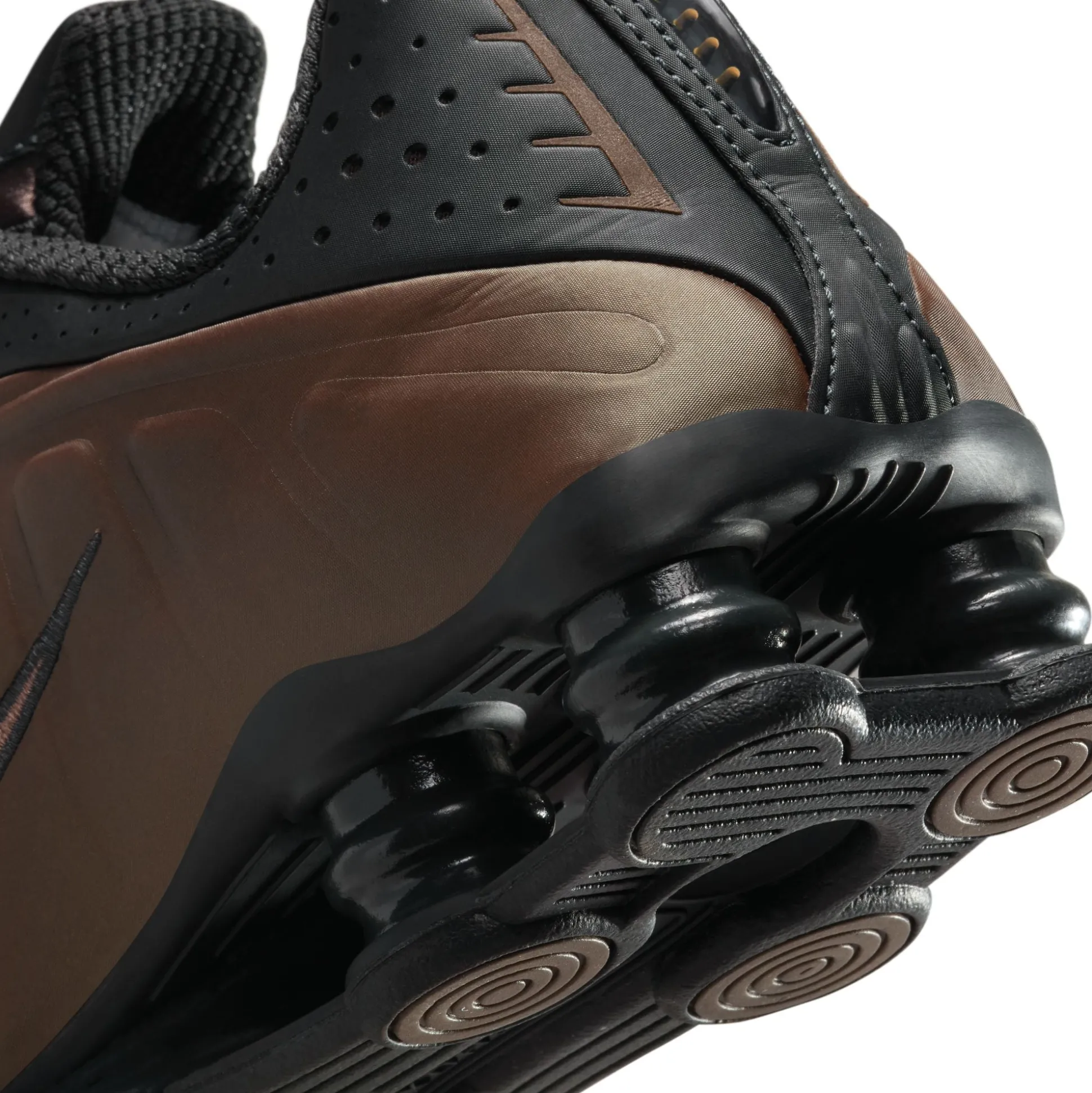 Shox R4 Off Noir & Ironstone