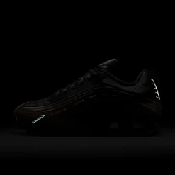 Shox R4 Off Noir & Ironstone